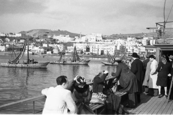 Italia Dopoguerra. Pozzuoli. Persone a bordo del traghetto guardano il paesaggio