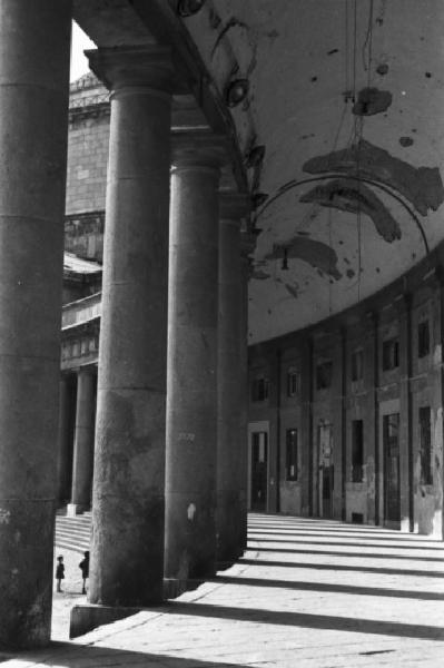 Italia Dopoguerra. Napoli. Edificio con portico con colonnato