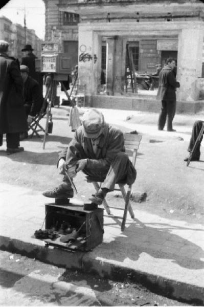 Italia Dopoguerra. Napoli. Lustrascarpe