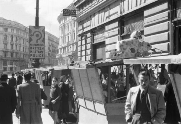 Italia Dopoguerra. Napoli. Bancarelle di giocattoli per le vie della città