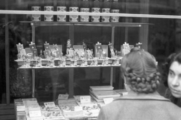 Italia Dopoguerra. Palermo. Due donne davanti alla vetrina di una pasticceria