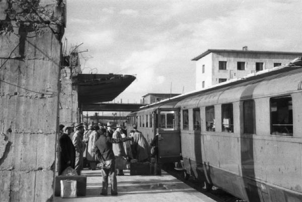 Italia Dopoguerra. Messina. Stazione ferroviaria. Persone in attesa di salire sul treno