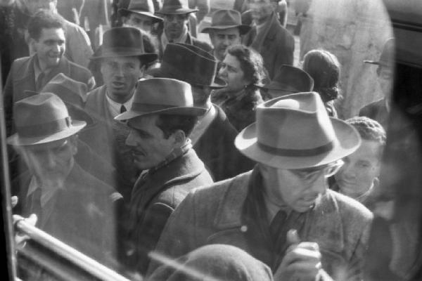 Italia Dopoguerra. Messina. Stazione ferroviaria. Folla di persone in attesa di salire sul treno