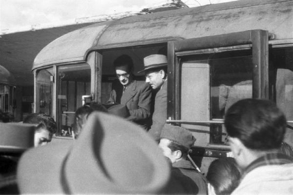 Italia Dopoguerra. Messina. Stazione ferroviaria. Due uomini scendono da una littorina