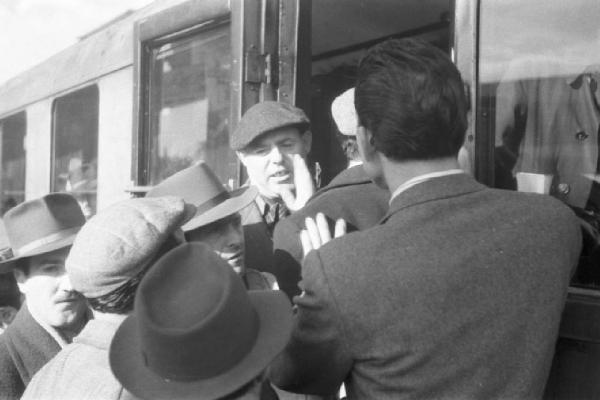 Italia Dopoguerra. Messina. Stazione ferroviaria. Persone si accalcano per salire sul treno