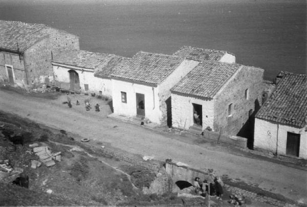 Italia Dopoguerra. Sicilia. Abitazioni lungo la ferrovia