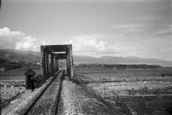 Italia Dopoguerra. Paesaggio percorso da binari della ferrovia