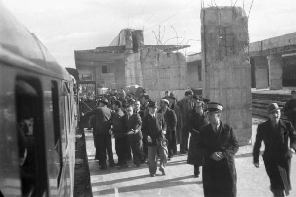 Italia Dopoguerra. Messina. Stazione ferroviaria. Persone in attesa di salire sul treno