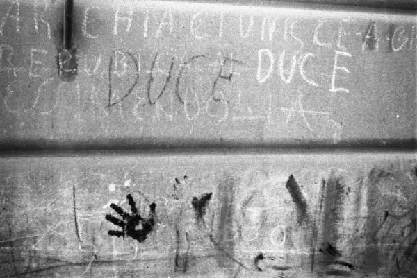 Italia Dopoguerra. Palermo. Muro recante la scritta "DUCE" e impronte di mani