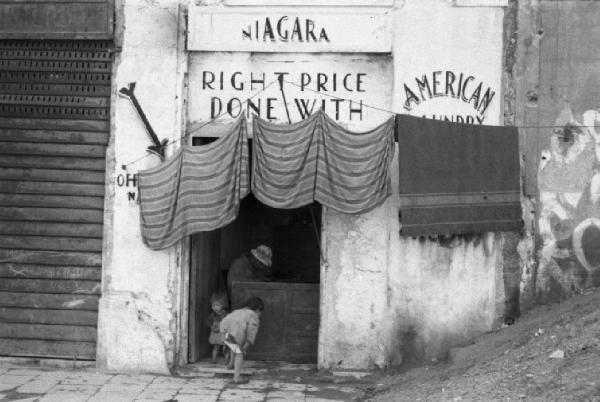 Italia Dopoguerra. Palermo. La lavanderia Niagara: "American Laundry"