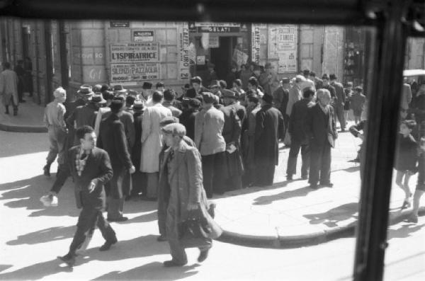 Italia Dopoguerra. Palermo. Folla di persone lungo la strada