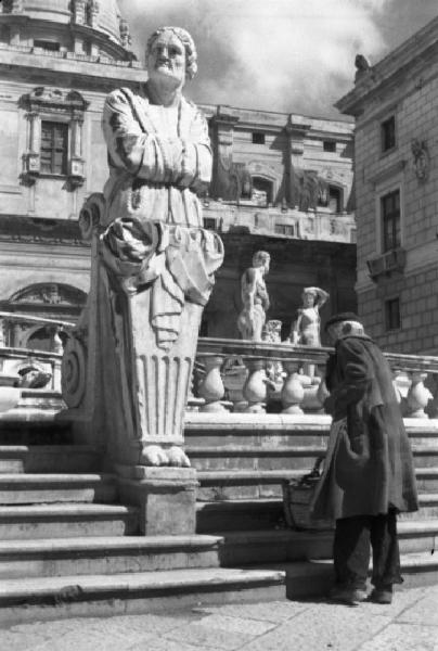 Italia Dopoguerra. Palermo. Un anziano presso la fontana Pretoria