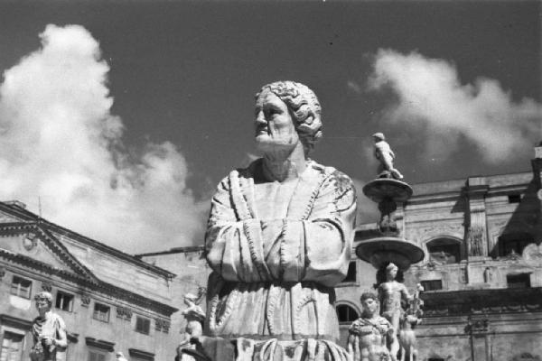 Italia Dopoguerra. Palermo. Particolare della fontana Pretoria, scultura a mezzo busto