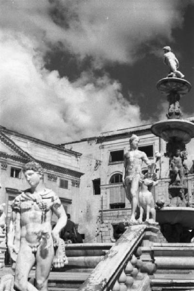 Italia Dopoguerra. Palermo. La fontana Pretoria