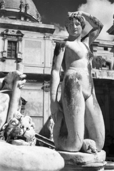 Italia Dopoguerra. Palermo. Particolare della fontana Pretoria, figura femminile