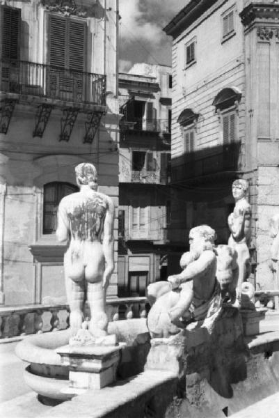 Italia Dopoguerra. Palermo. Particolare della fontana Pretoria, gruppo di statue