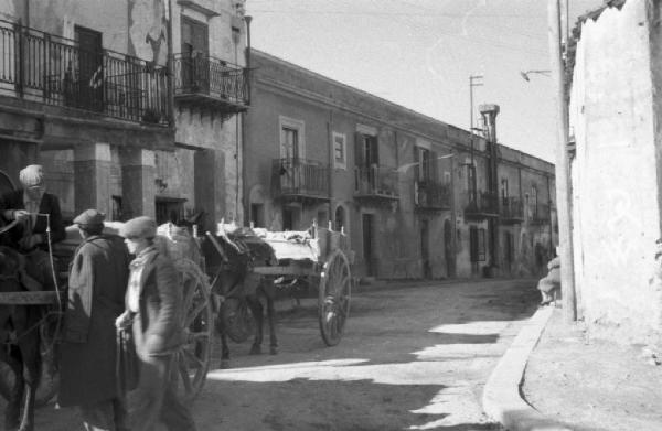 Italia Dopoguerra. Monreale. Carretti siciliani per le vie del paese