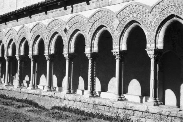 Italia Dopoguerra. Monreale. Il chiostro della Cattedrale