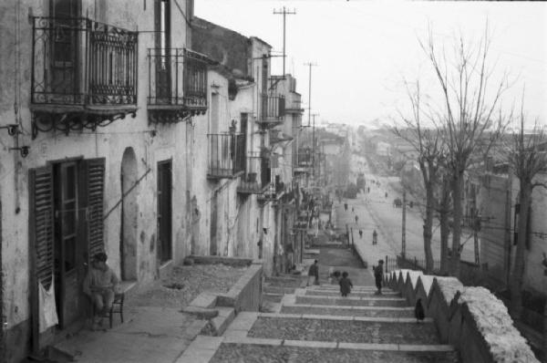 Italia Dopoguerra. Scorcio di un paese. Scalinata e abitazioni in primo piano