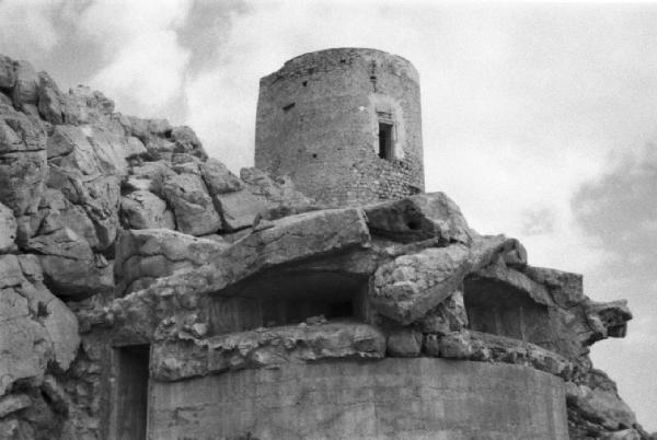 Italia Dopoguerra. Mondello. Torre d'avvistamento lungo la costa