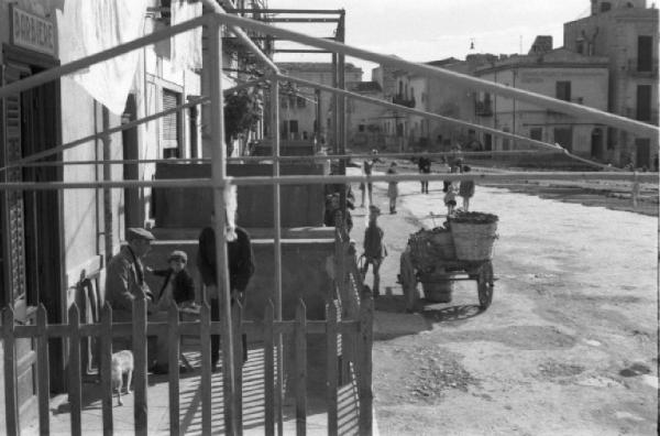 Italia Dopoguerra. Mondello. Scorcio del paese. Bambini giocano per la strada