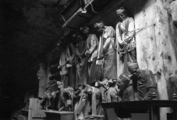 Palermo. Scheletri con indosso l'abito talare lungo le pareti delle catacombe dei frati Cappuccini