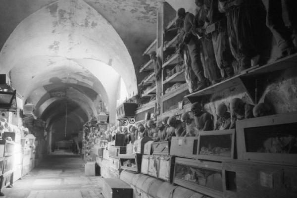 Palermo. Corridoio con scheletri presso le catacombe dei frati Cappuccini