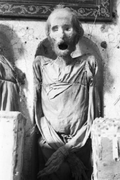 Palermo. Scheletro con bocca spalancata, barba e capelli presso le catacombe dei frati Cappuccini
