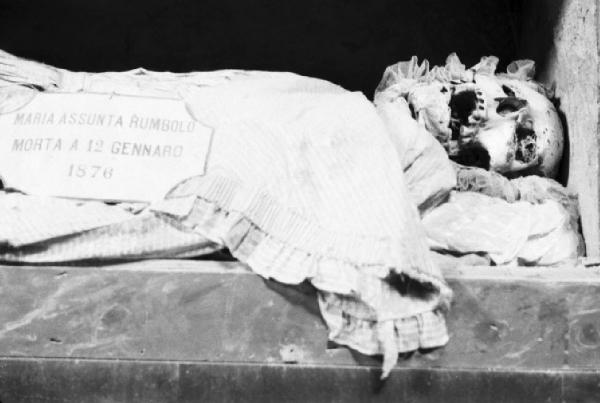Palermo. Scheletro di "Maria Assunta Rumbolo morta a 12 gennaro 1876" presso le catacombe dei frati Cappuccini