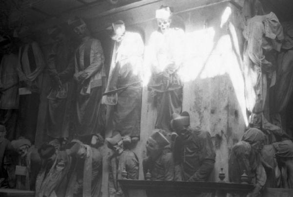 Palermo. Scheletri in abito talare appesi lungo le pareti delle catacombe dei frati Cappuccini