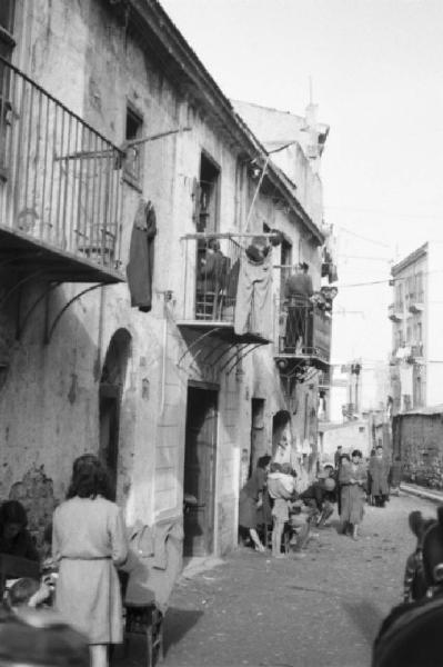 Italia Dopoguerra. Palermo. Scene di vita quotidiana lungo una strada