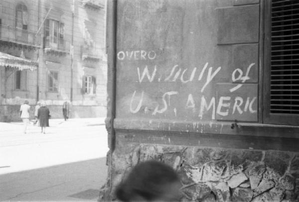 Italia Dopoguerra. Palermo. Un muro reca la scritta "W. Sicily of U.S.  Americ"