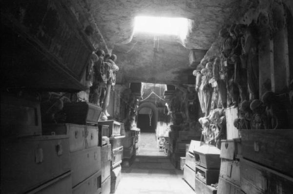 Palermo. Corridoio con scheletri appesi alle pareti e bare presso le catacombe dei frati Cappuccini