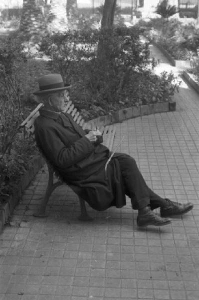 Palermo. Il cavalier Marino [?] si riposa seduto su una panchina presso un giardino