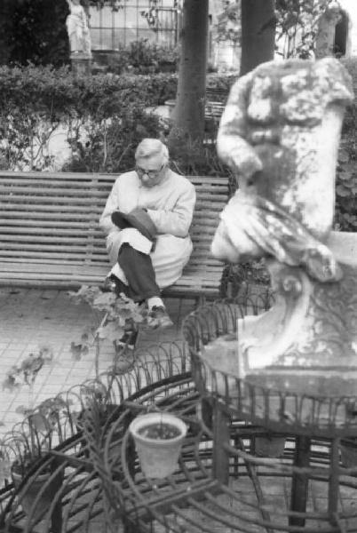 Palermo. Un uomo anziano seduto su una panchina nel giardino della villa di Orlando [?]