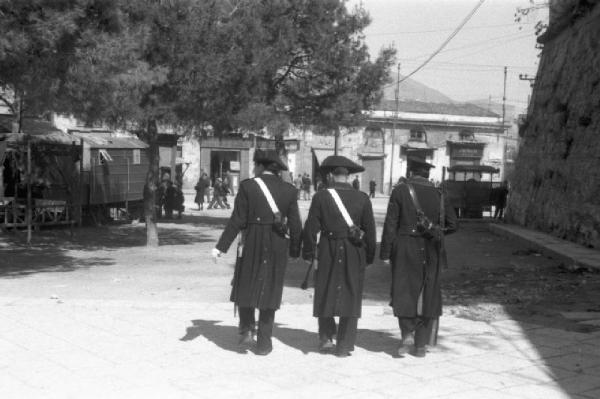 Italia Dopoguerra. Palermo. Tre carabinieri di spalle lungo una strada