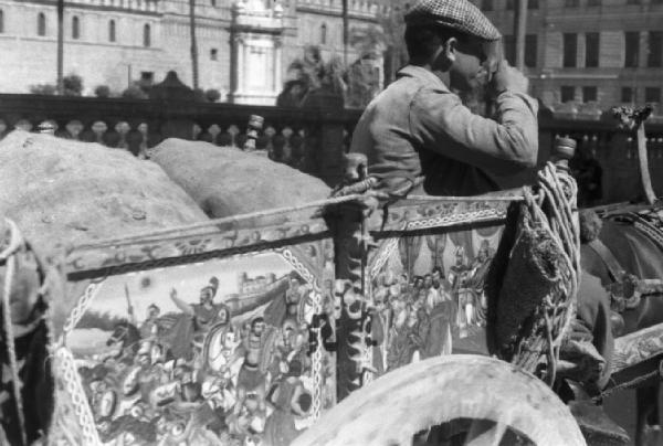 Italia Dopoguerra. Palermo. Un uomo su un carretto siciliano