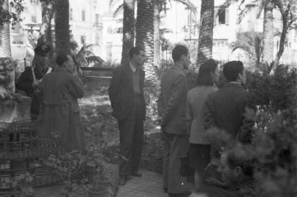 Palermo. Gruppo di persone e carabiniere di guardia presso il giardino della villa di Orlando [?]