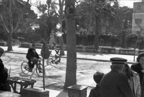 Palermo. Padre con figlio corre in bicicletta in un parco