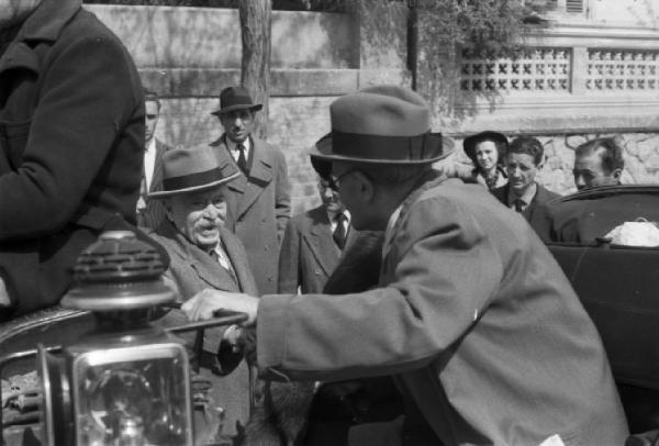 Palermo. Orlando [?] saluta un uomo che sale su una carrozza