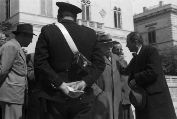 Palermo. Carabiniere di spalle mentre Orlando [?] parla con un uomo