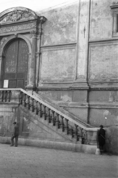 Palermo. Scalinata e portone d'ingresso di un edificio storico