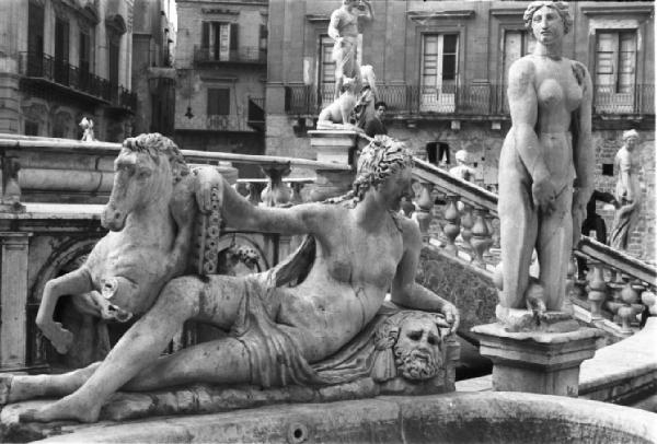 Italia Dopoguerra. Palermo. La fontana Pretoria, statue allegoriche