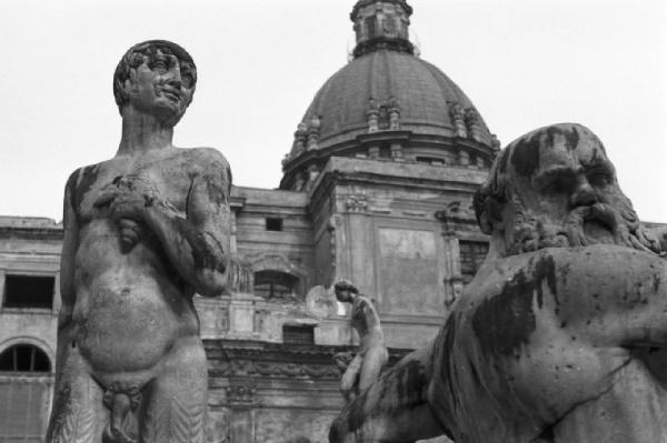 Italia Dopoguerra. Palermo. La fontana Pretoria, statue allegoriche