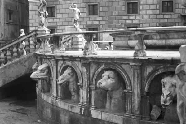 Italia Dopoguerra. Palermo. La fontana Pretoria