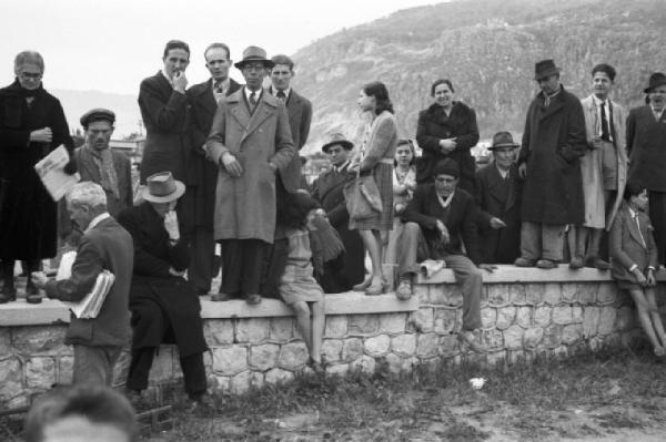 Palermo. Persone all'aereoporto attendono l'arrivo di Andrea Finocchiaro Aprile