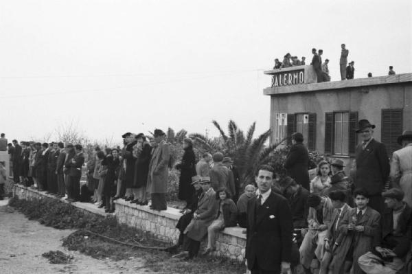 Palermo. Persone all'aereoporto attendono l'arrivo di Andrea Finocchiaro Aprile