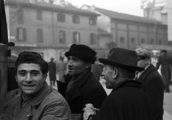 Italia Dopoguerra. Milano. Persone accanto a un camion