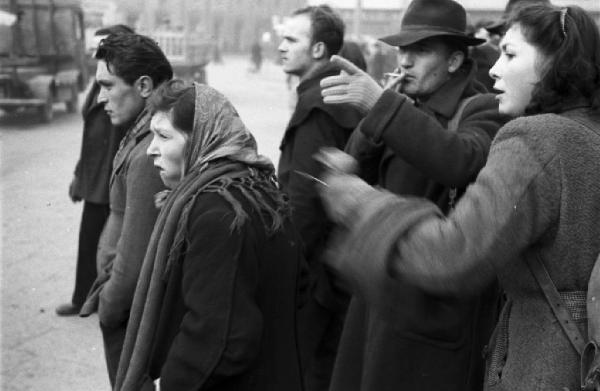 Italia Dopoguerra. Milano. Persone lungo la strada