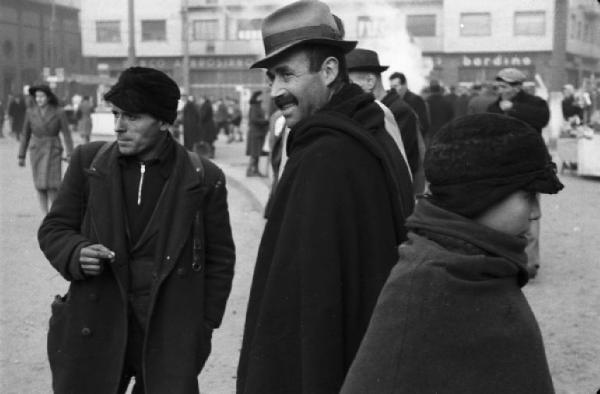 Italia Dopoguerra. Milano. Persone lungo la strada